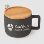 Keramiktasse mit Bambus-Deckel Café Virtuoso - Stilvoll werben mit Natur & Design – Bild 4