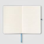 Geöffnetes Terra A5 Notizbuch mit elfenbeinfarbenem Papier und Satin-Lesezeichen