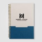 Lino A5 Spiralnotizbuch mit blauer Einstecktasche und Firmenlogo