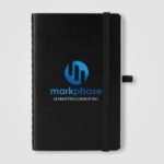 Schwarzes Molière A6 Notizbuch mit Firmenlogo und Gummiband