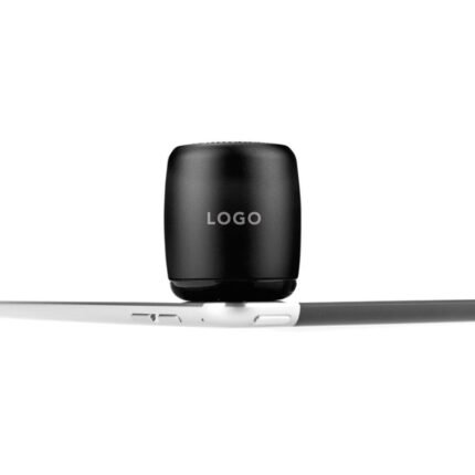 Mini Bluetooth Lautsprecher mit Logo in Schwarz auf einem Tablet